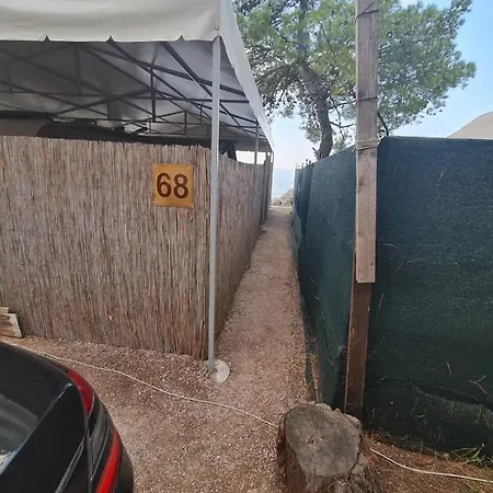 Pocitniska Prikolica Nine Κάμπινγκ